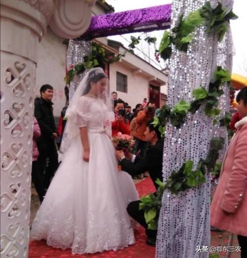 弟弟在农村结婚，姨和舅送礼一万，姑和叔送三千，哥姐送多少合适