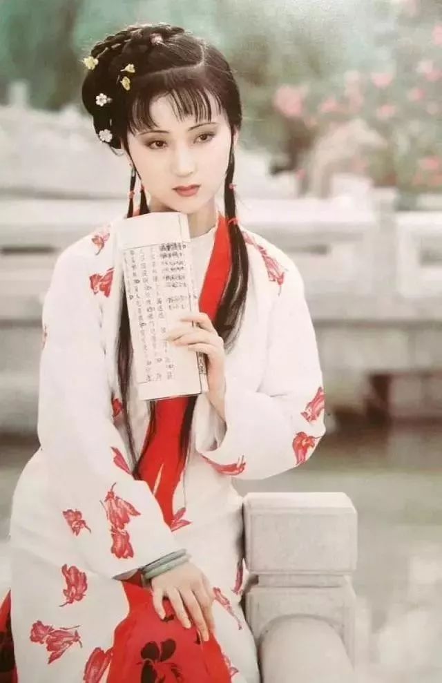 玉石手鐲，俗語說“富貴戴雙鐲”和“玉鐲不雙戴”，你該怎么選？