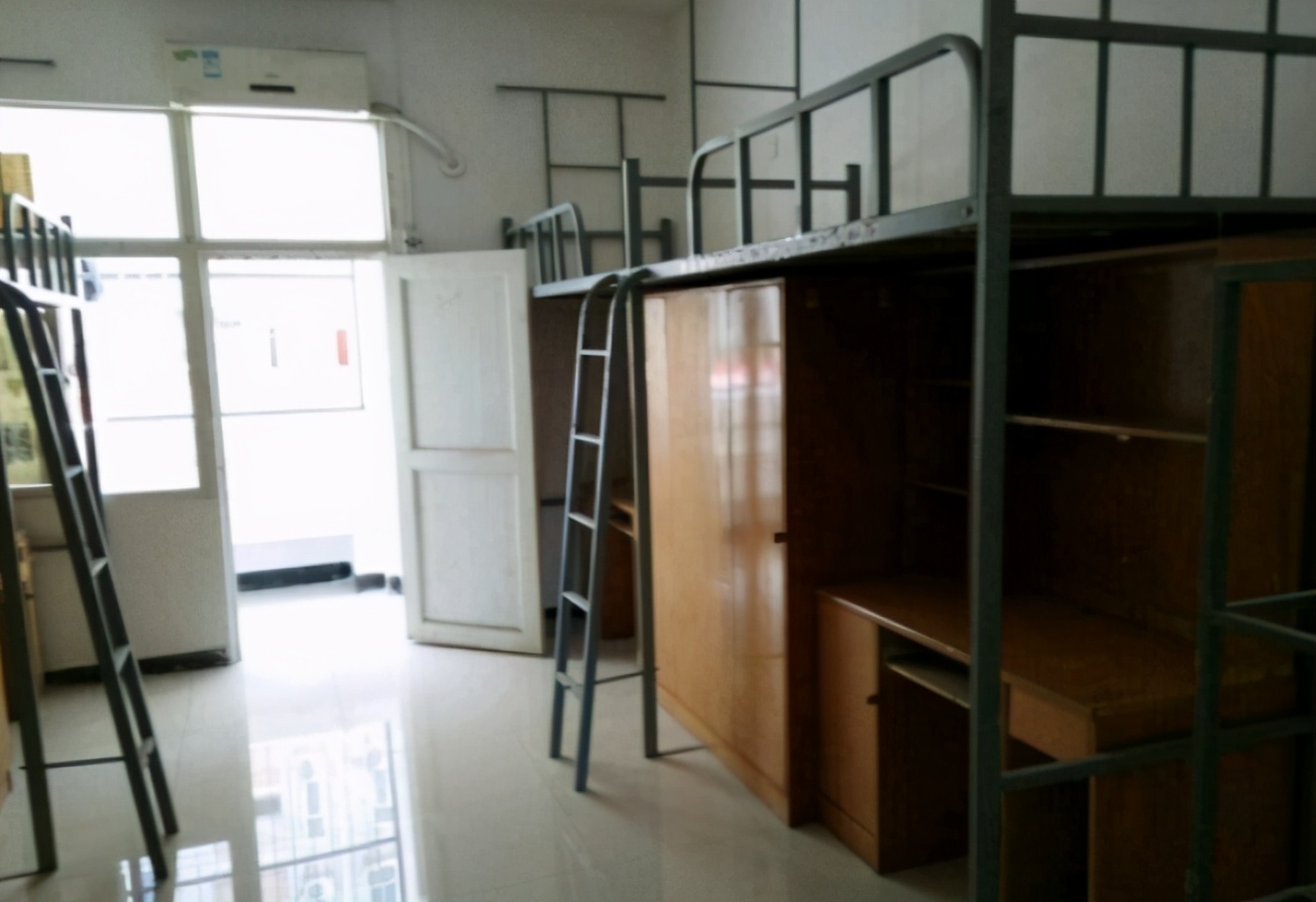 黄冈师范学院宿舍环境好吗？今年的分数线是多少？