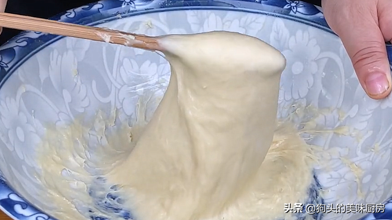 发糕这样做，不用揉面，一搅一蒸就出锅，松软香甜，比面包还好吃