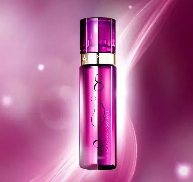 这些爽肤水美白补水口碑不错，让你的肌肤变得光滑细腻，富有弹性