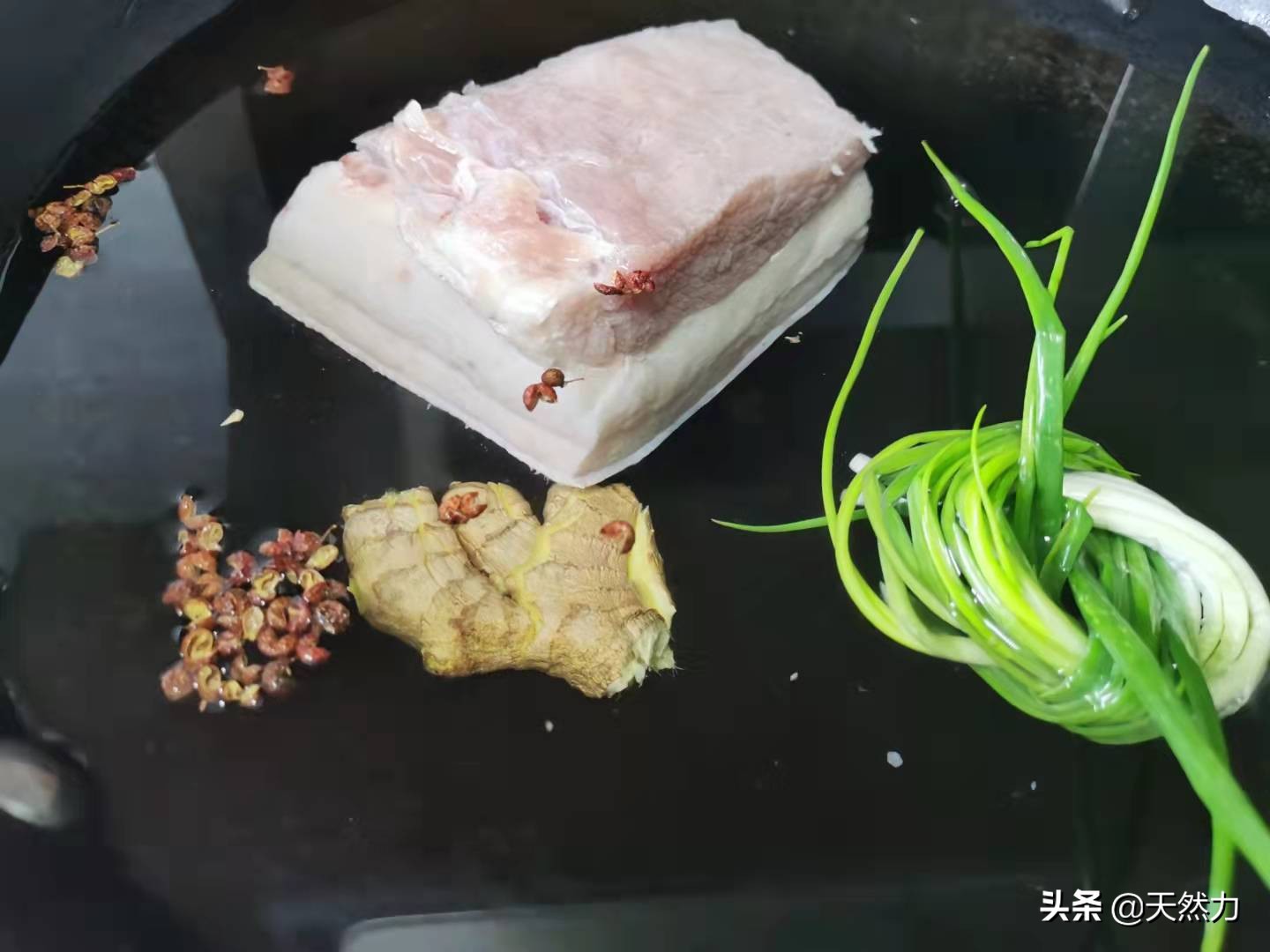 回鍋肉怎么做才好吃？來看看傳統的川菜做法，肥而不膩，真解饞