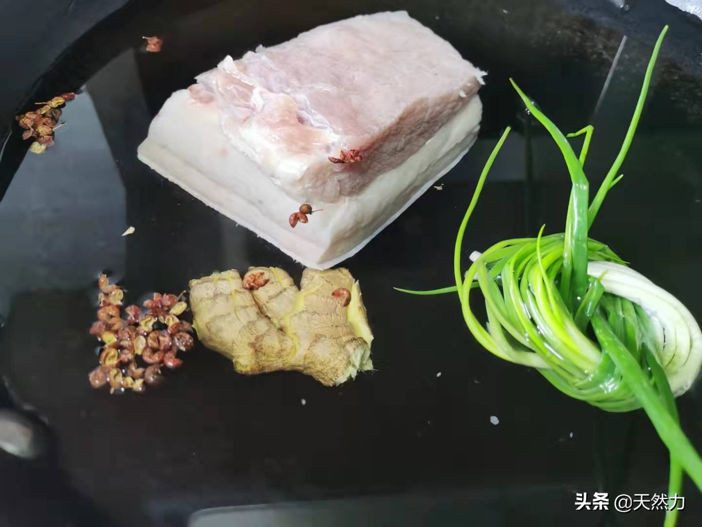 回锅肉怎么做才好吃？来看看传统的川菜做法，肥而不腻，真解馋