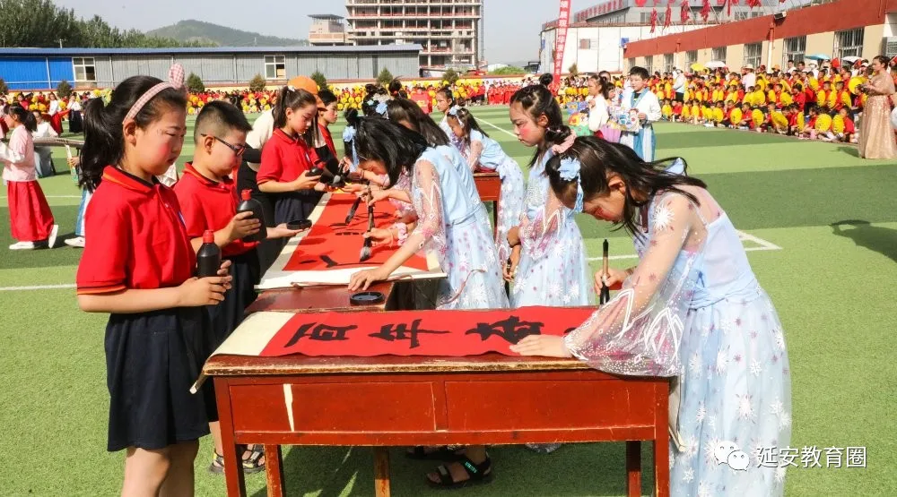 歌飞扬舞蹁跹，780名少年把她深情赞颂！