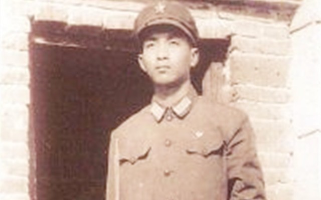 老山战场侦察英雄丁晓兵，被炸亲手割掉手臂，31年后成独臂少将