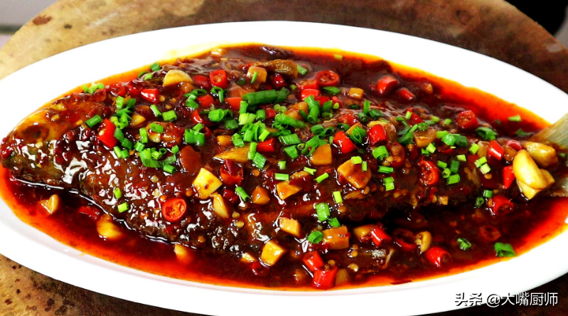 无论什么鱼，红烧时牢记3个技巧，鱼肉软嫩鲜美没腥味，太好吃了