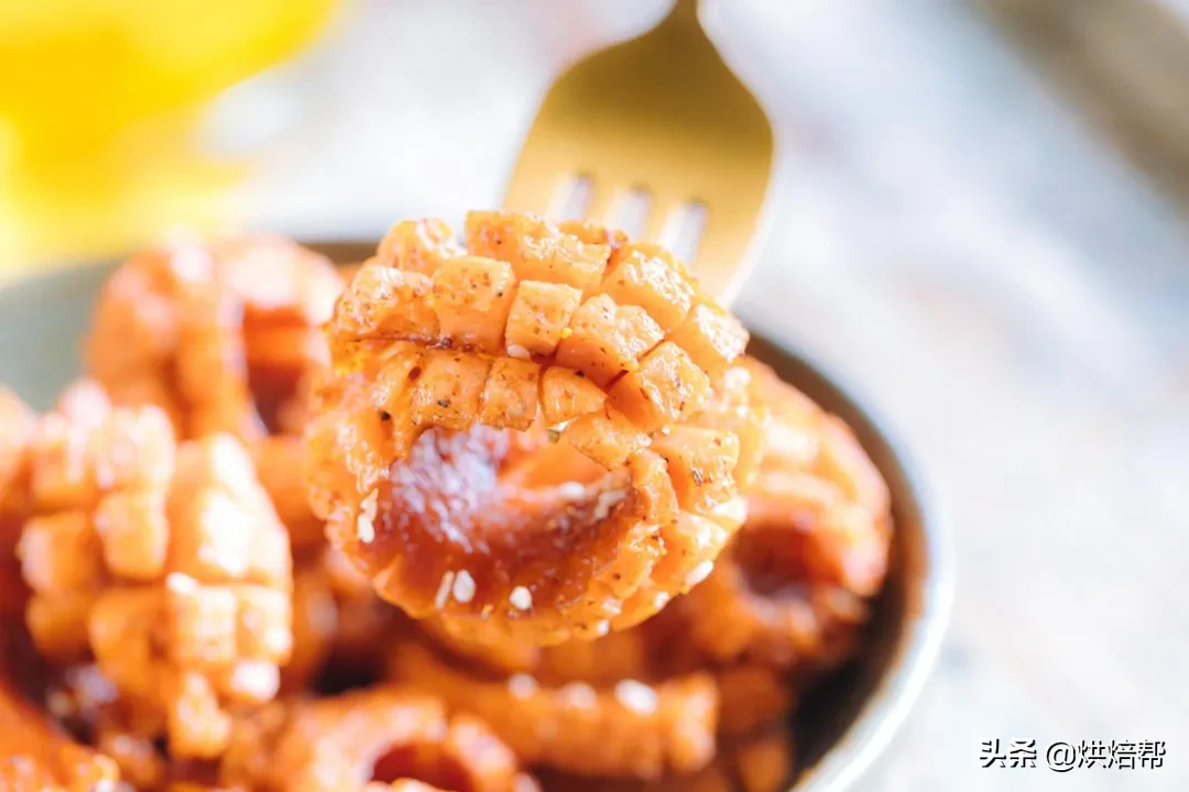 香肠仿制鱿鱼花，在家撸串也不错，鲜香麻爽停不下来