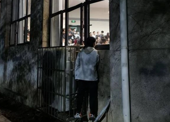 扒墙翻窗也要听？武汉大学恋爱心理学爆火，网友：对知识的渴望