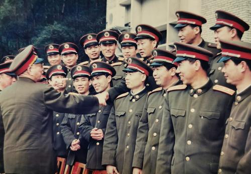 他是新中国最后一位开国中将，活到101岁去世，4子1婿都是将军