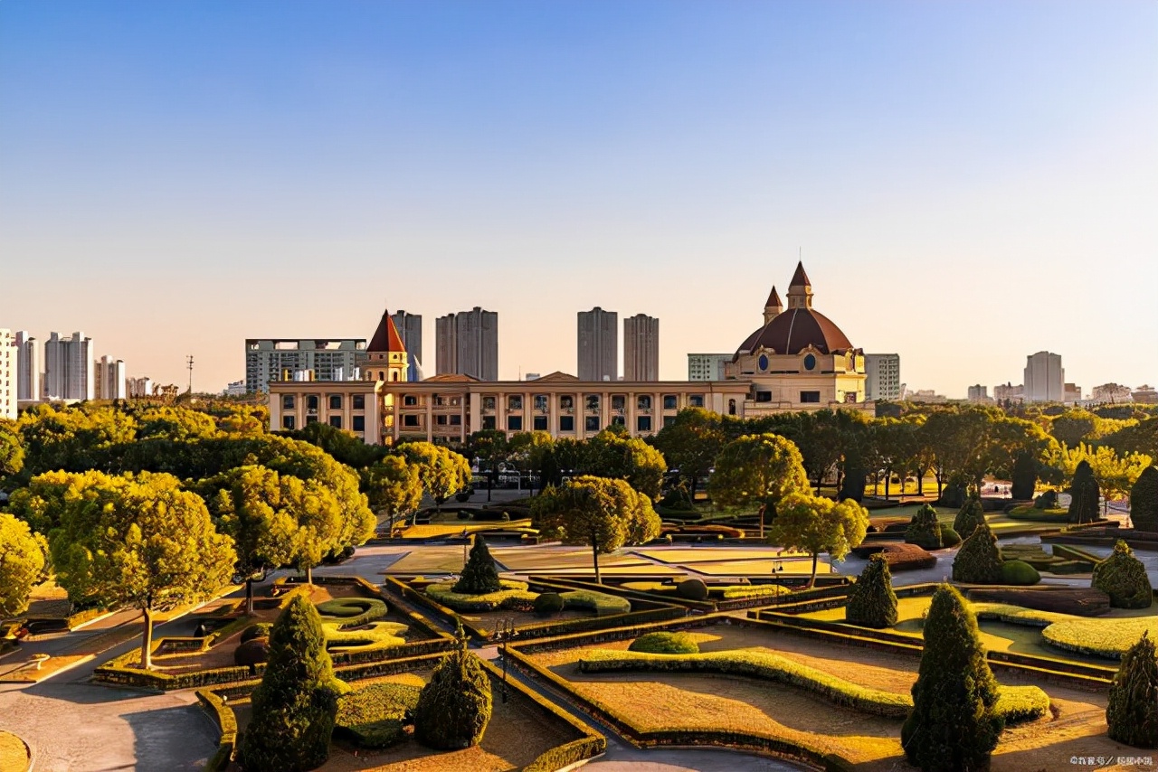 河北一女学生意外“走红”，怒斥学校写错大学英文名，配不上自己