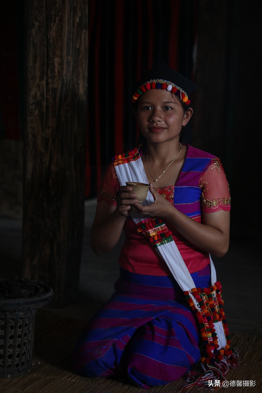 德昂族的服饰十分富有自己的特色,红德昂和花德昂支系的妇女剃光头后