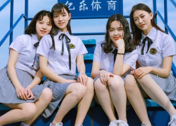 女大学生穿JK拍摄毕业照，被喷“有伤风化”，学生回怼有病就治