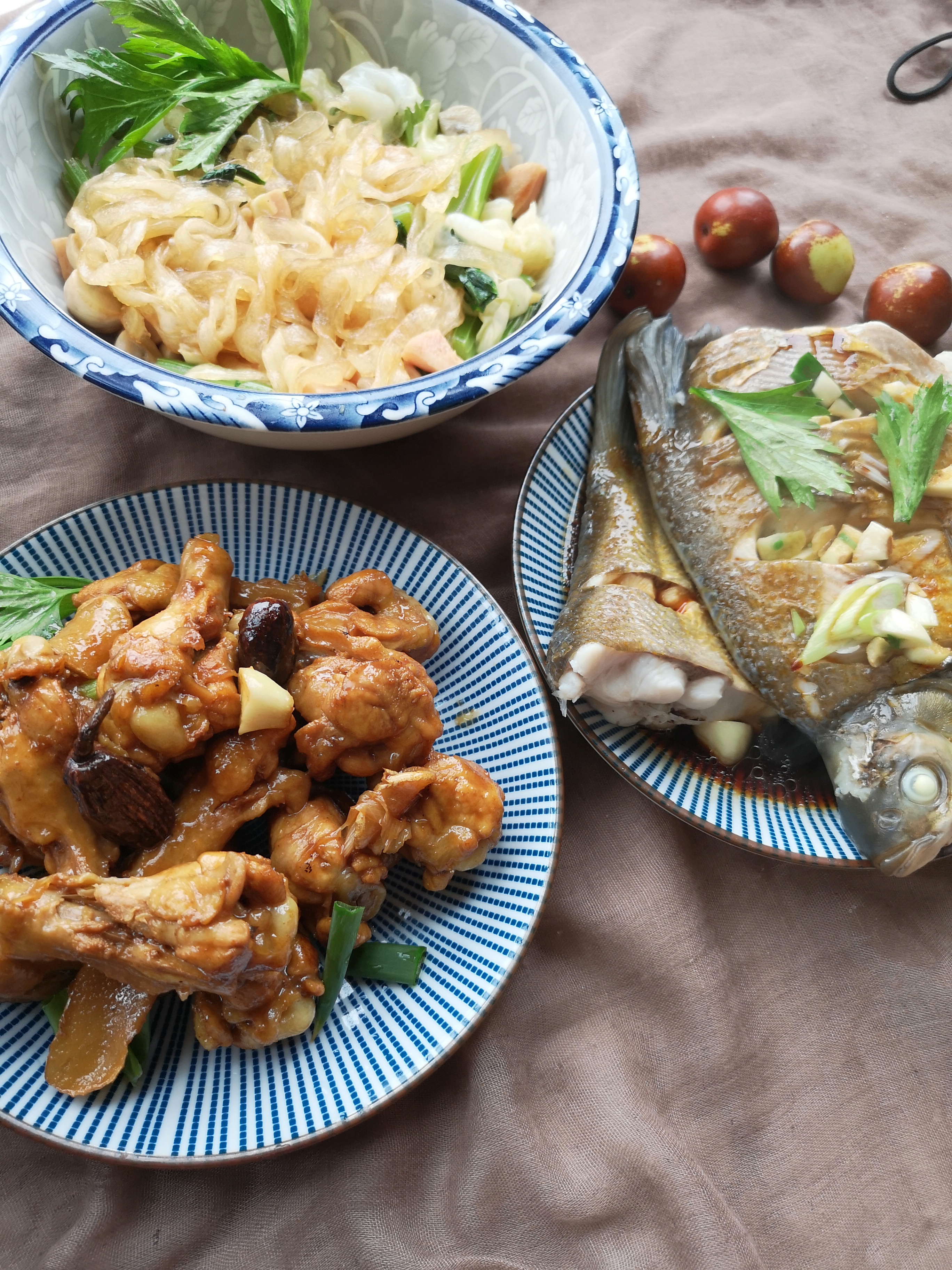 做了三道菜，娃说：“表扬你今天做的饭”，我心里乐开了花