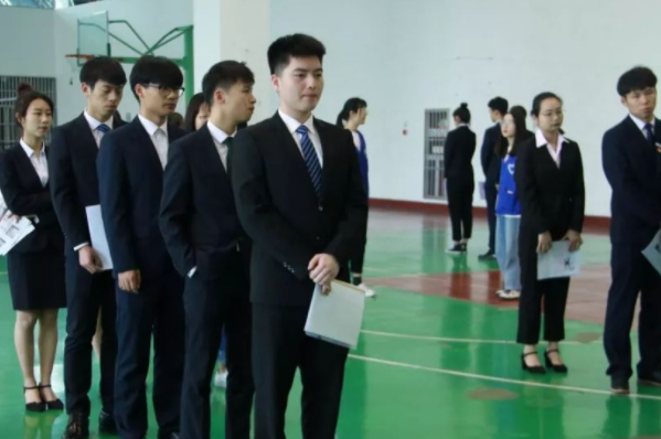 留学6年的海归吐槽各银行笔试：英语专八也只能选C，上柜也太难了