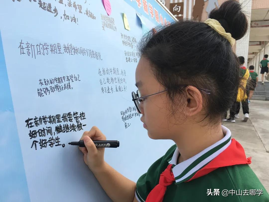 开学啦！现场多图预警：妈趴窗，爹爬墙，脸贴地！场面过于欢乐