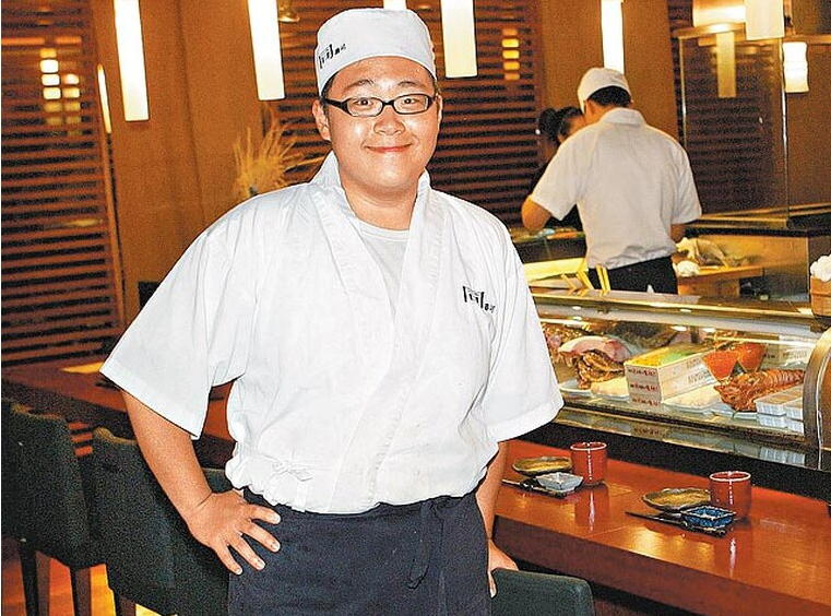 27年前成最富童星，却因母亲“败家”负债累累，他如今怎样了？