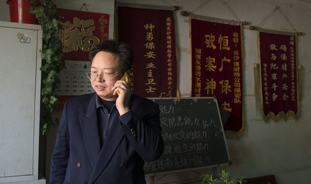 91年长沙高考状元张晓勇，清华毕业选择当保安，是无能还是无奈？