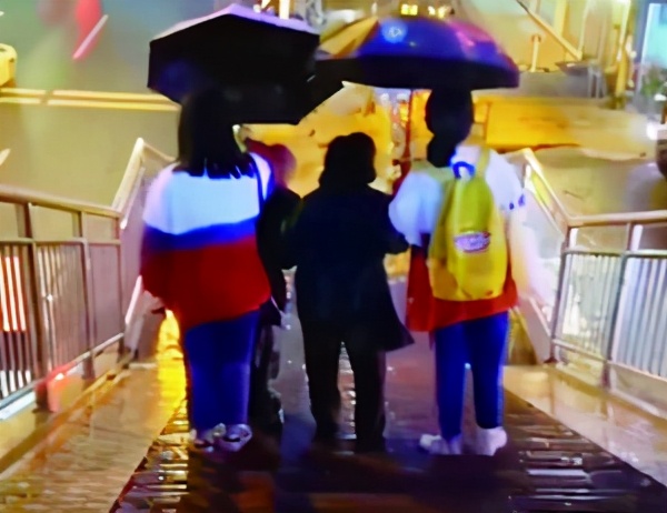 雨天为老人撑伞的厦门女生找到了！5000元正能量奖金，她俩全部捐给受伤同学