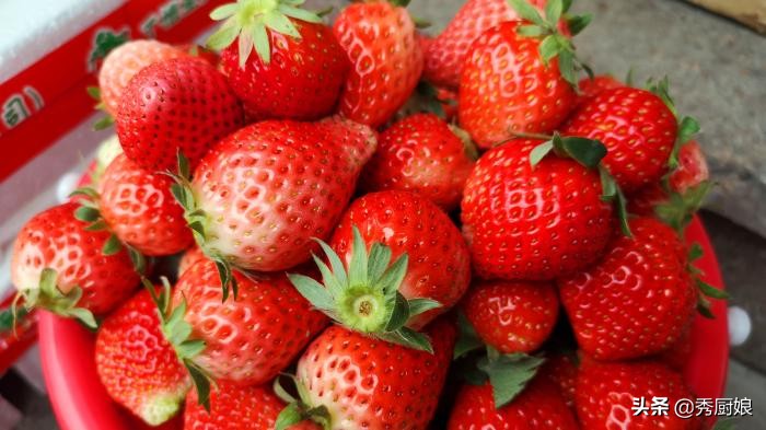 清洗草莓时，直接用水冲大错特错！教你三招，脏东西自己跑出来