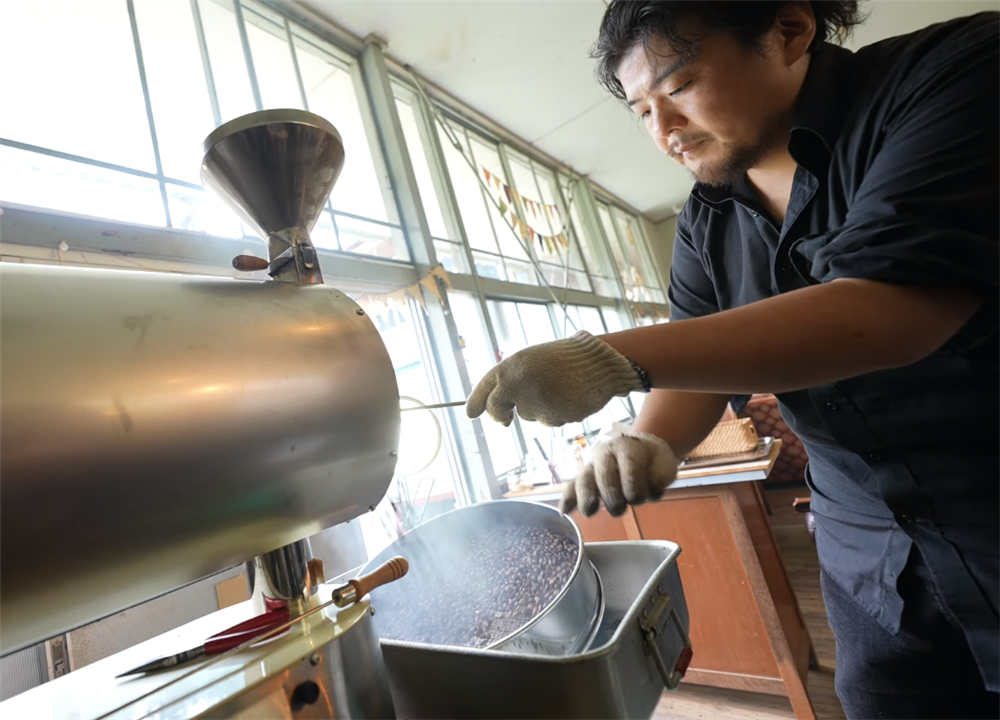 80后的他买下废弃学校，独居的日子一过就是7年，虽孤独却很自由