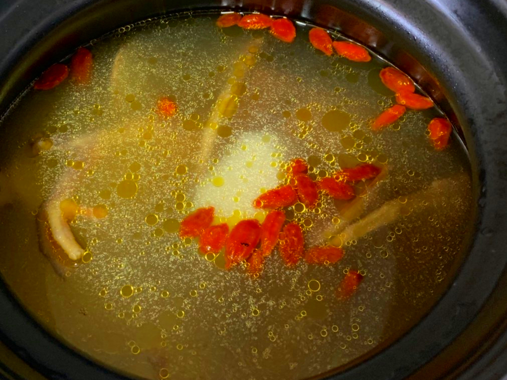 炖鸽子汤时，用老鸽还是乳鸽？教你正确的做法，汤汁鲜美没有腥味