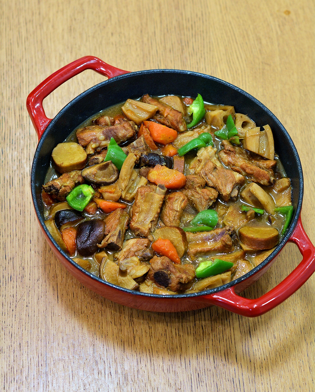 肋排怎么做好吃(这锅排骨乱炖特适合秋冬)