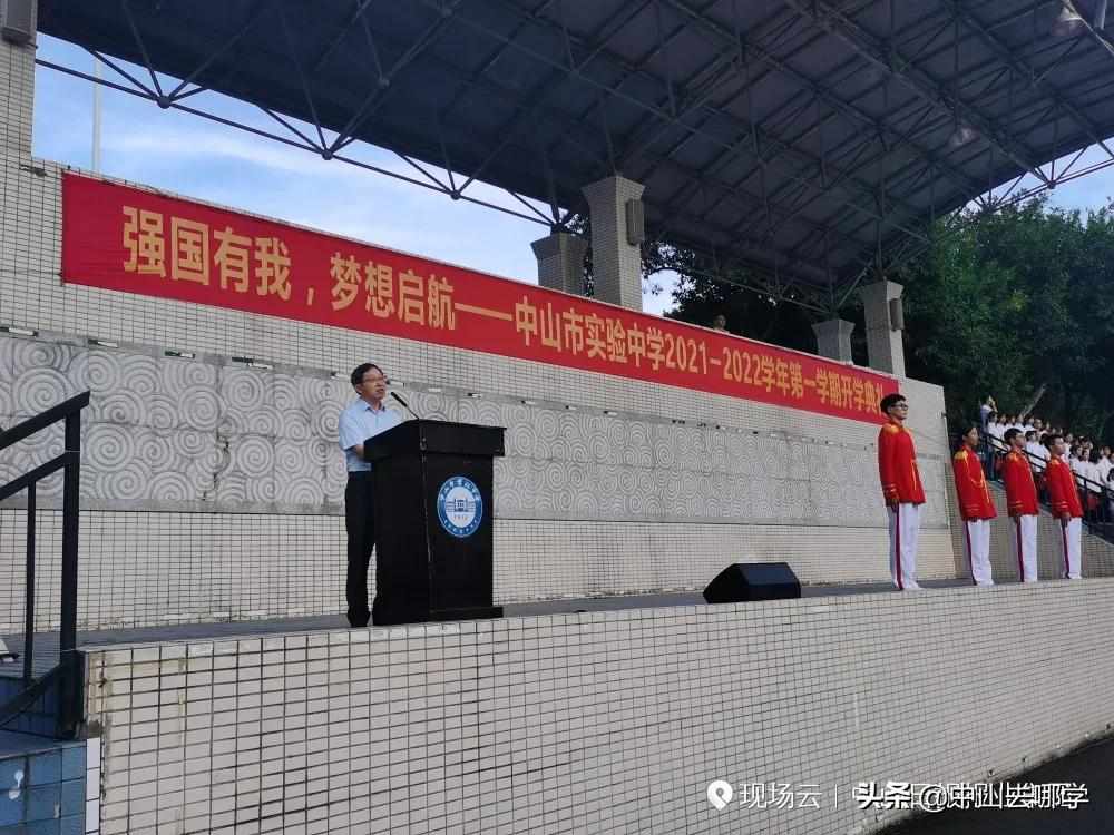 开学啦！现场多图预警：妈趴窗，爹爬墙，脸贴地！场面过于欢乐