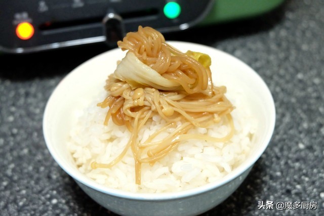 寿喜锅自己做，简单方便又好吃，半碗调味汁一浇，从此告别水煮菜