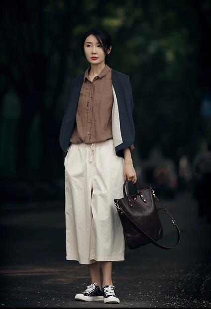 茶色搭配白色知性优雅,适合上班通勤