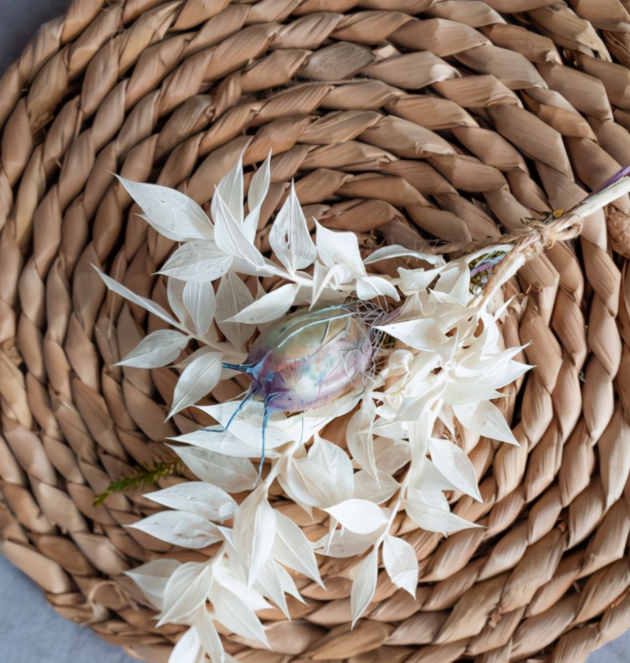 制作干花的方法（这种方法让你制作成永生花和干花）