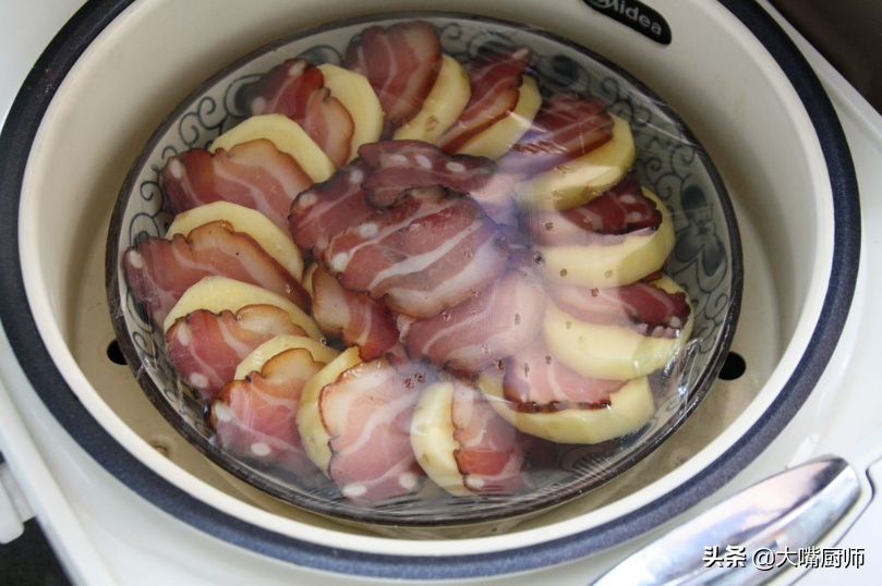 腊肉直接蒸，难怪又硬又咸！多做这1步，腊肉软嫩鲜香，腊香浓郁