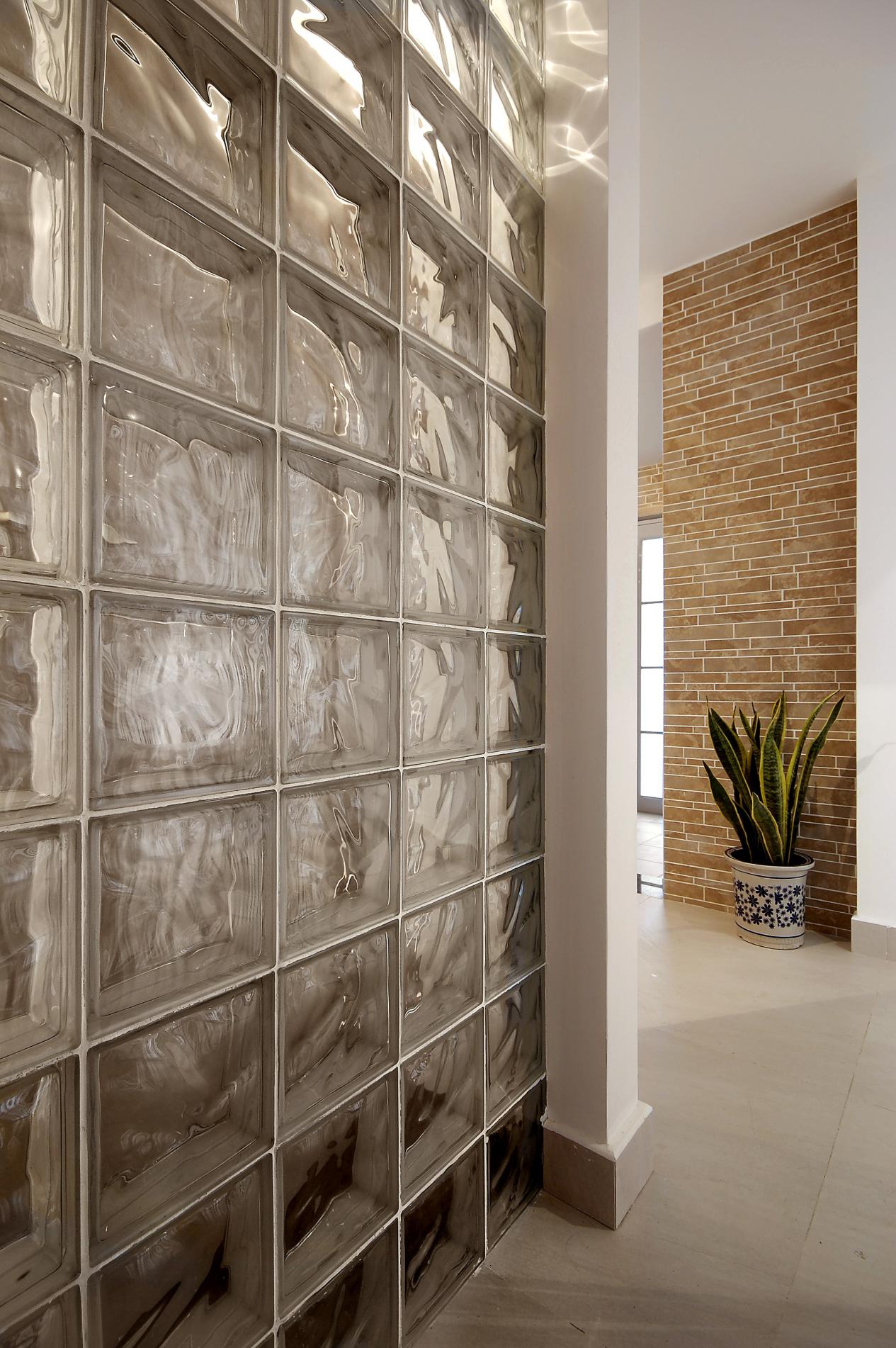 在家装设计中,玻璃砖能很好的应用在家中的各个区域来作为隔断墙或