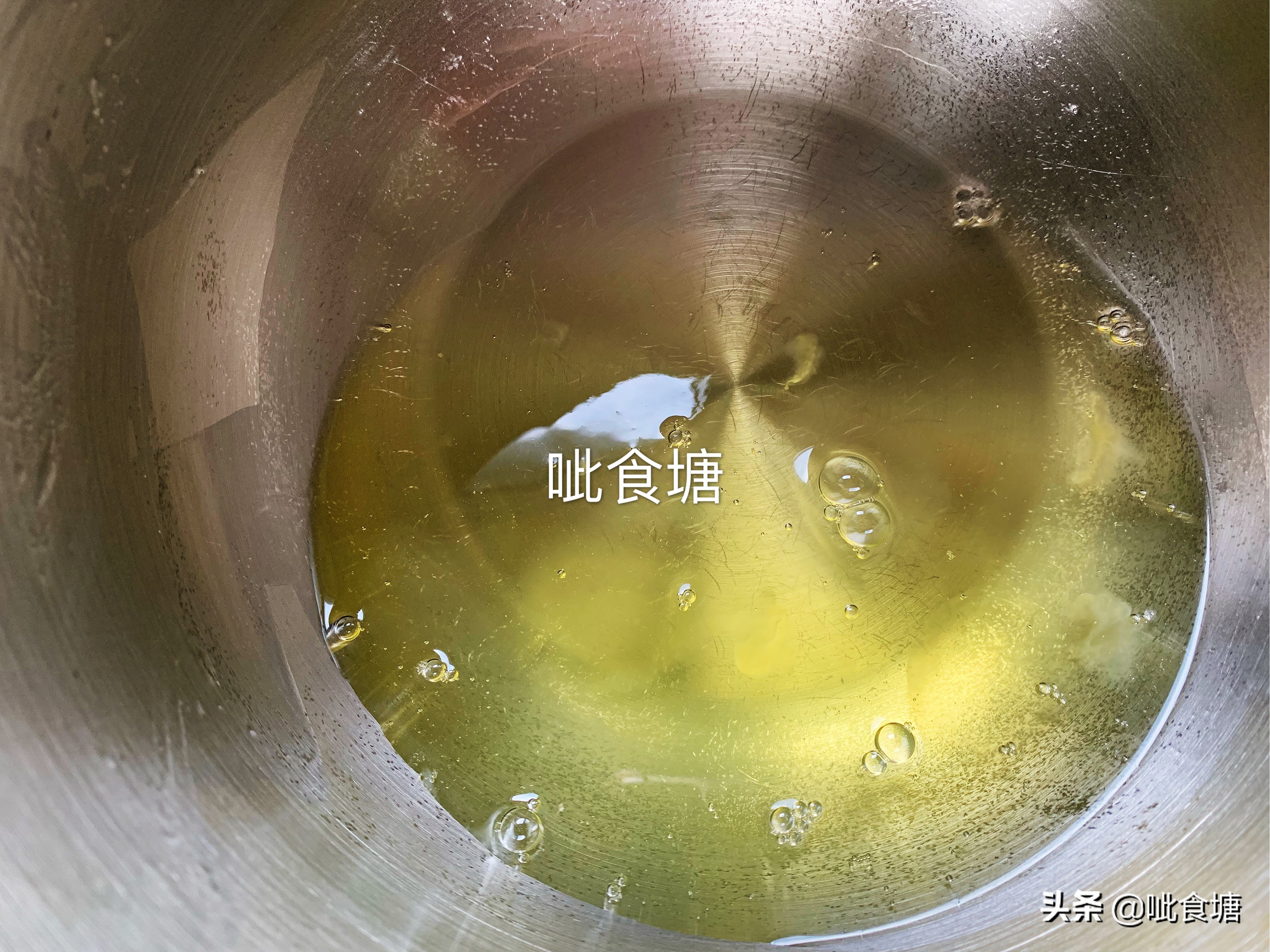 电饭煲做蛋糕，不回缩不开裂，做法简单又松软，实用技巧全在这里