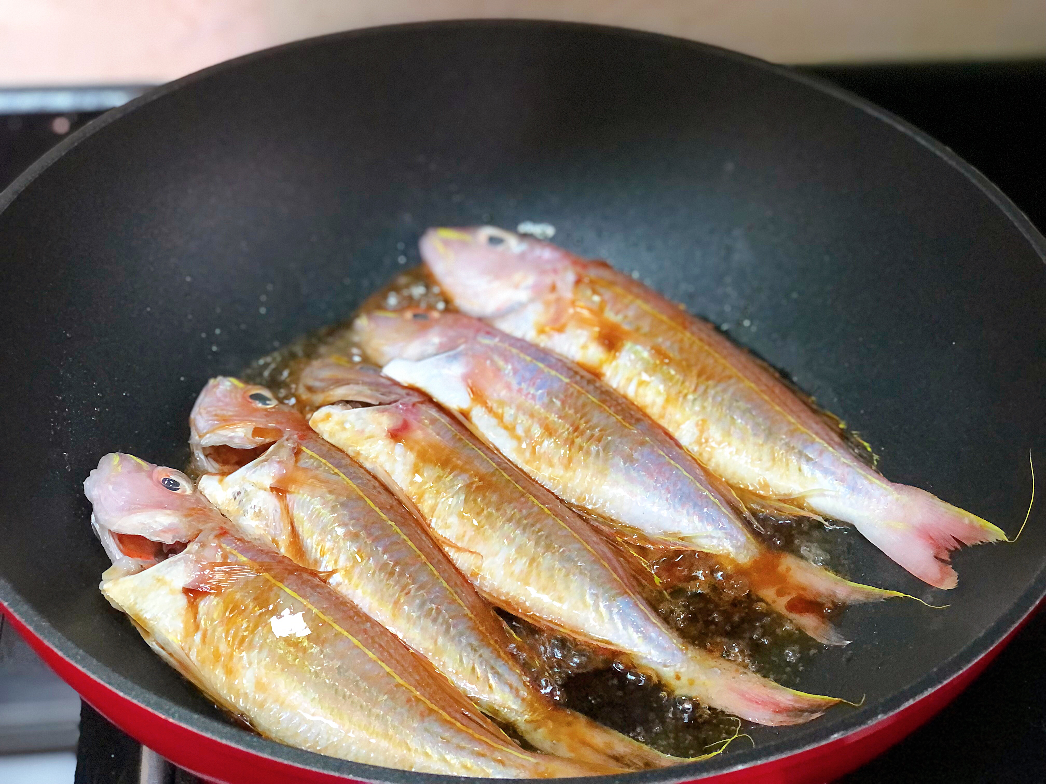 福建闽南特色的酱油水鱼，不煎不炒不粘锅，鱼肉鲜嫩无腥味，真鲜