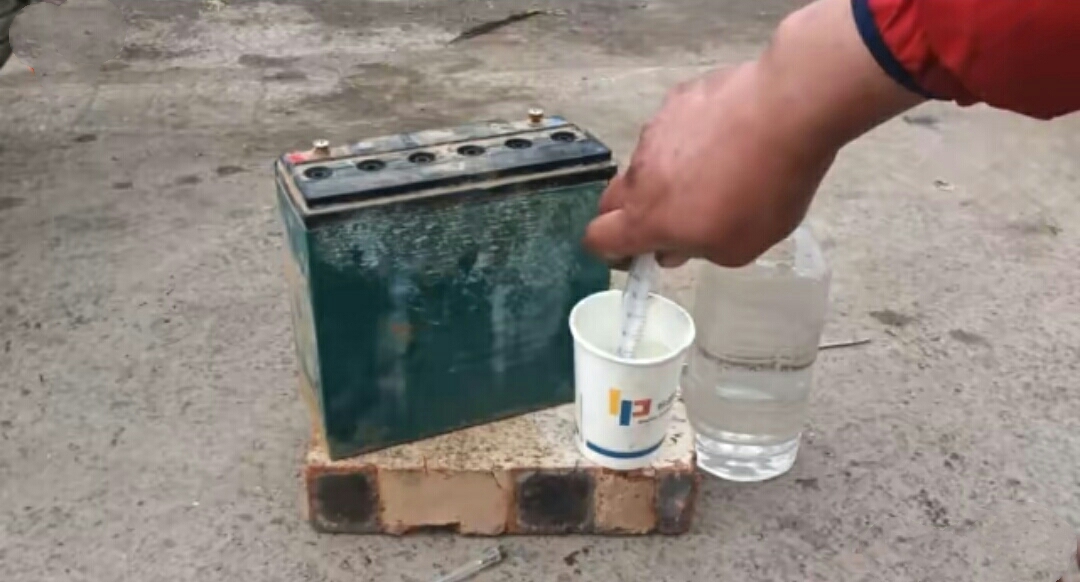 电动车电池跑不远，加蒸馏水和补充液可以修复电瓶吗？一起看一下