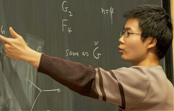 北大数学天才韦东奕又火了，每月生活费仅300，板书堪称视觉盛宴