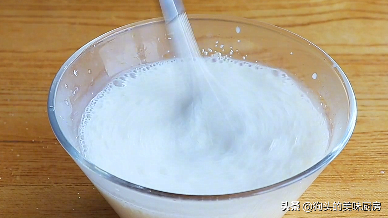 家里有牛奶跟面粉就能做的牛奶松糕，细腻绵软，比发糕简单好吃