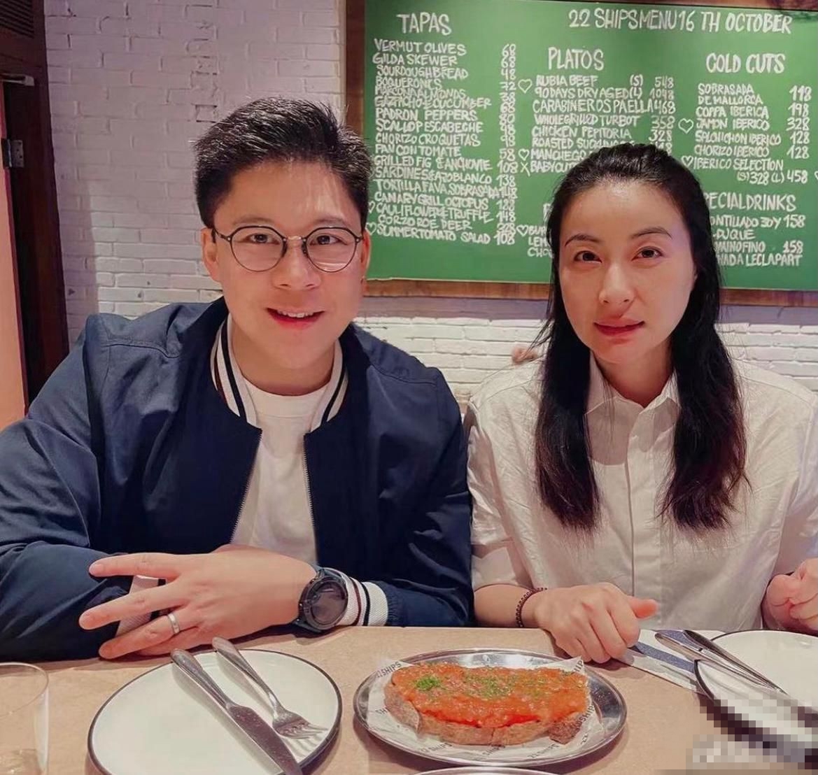 霍启刚抱四岁女儿买珠宝为晶晶庆生，两父女逛超市选购蛋糕白酒