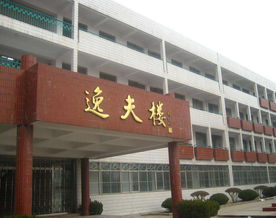 “逸夫楼”遍布全国大大小小的学校，邵逸夫到底有多富？