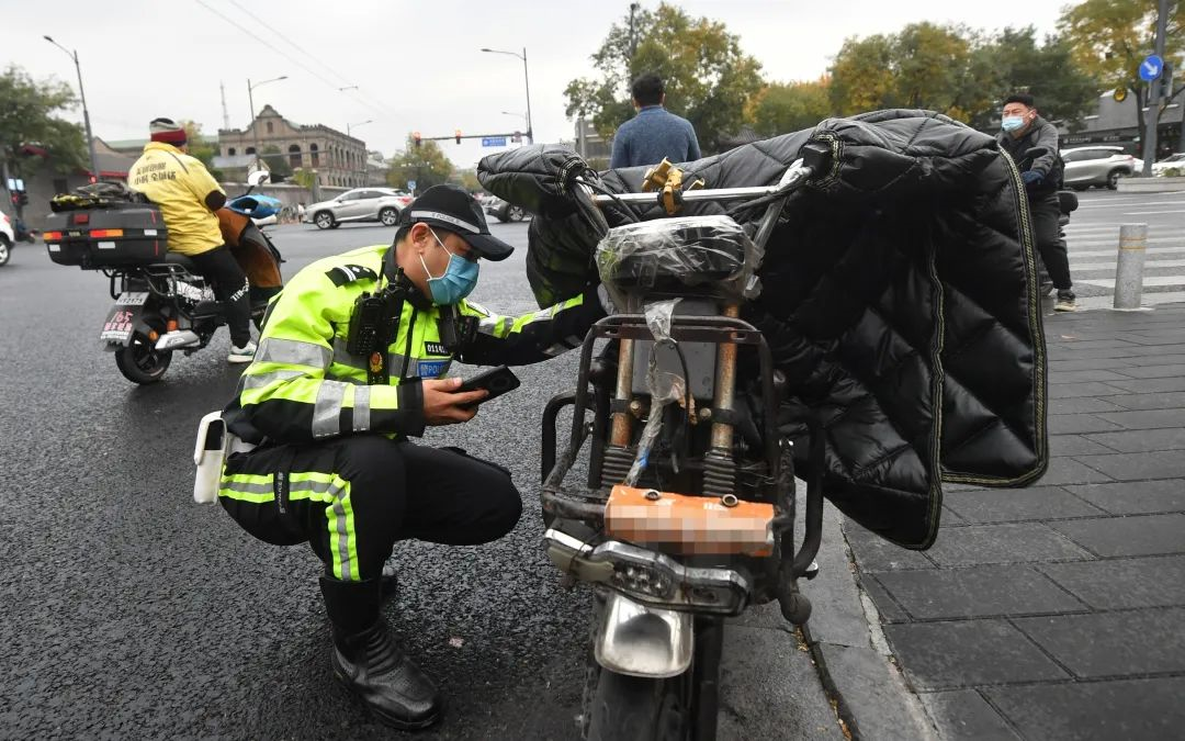 交警严查超标电动车违法上路！