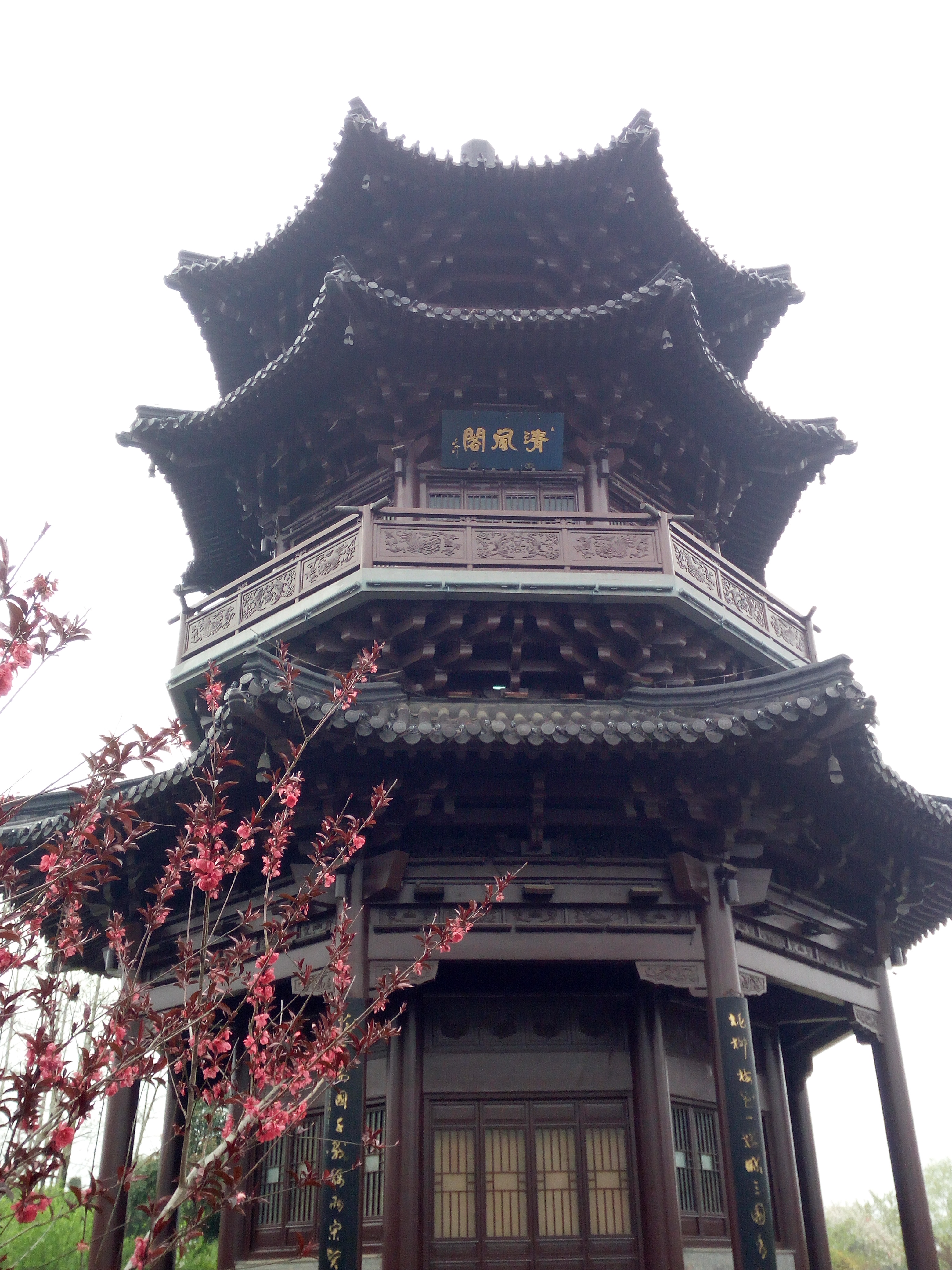 来凤楼建于凤凰墩上.