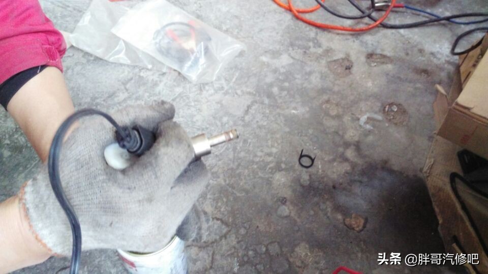 奥迪A6L发动机抖动漏油，胖哥清洗高压喷油嘴，更换机油散热垫