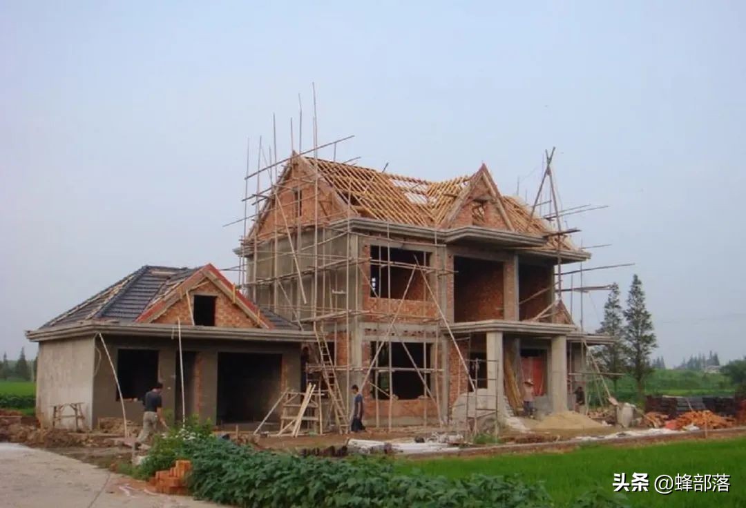 农村违章建筑能强拆吗？农村耕地上建房是一不是要强拆？