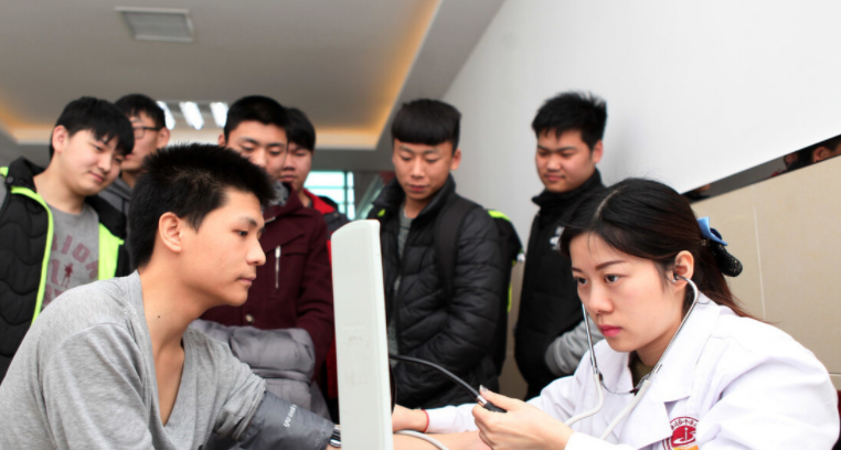 高考体检需要“全部脱光”？学生被吓成表情包，上演大型翻车现场