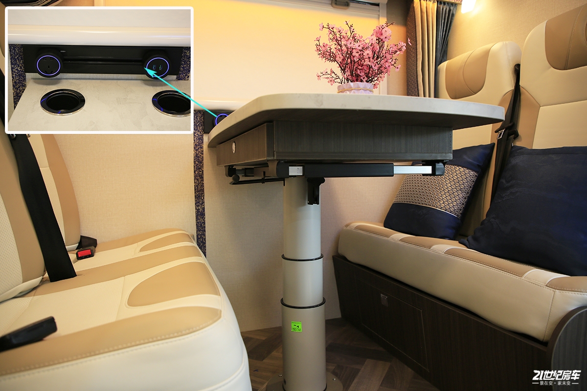 会客区在拓展机构内,由一组对向座椅和升降桌组成,对向座椅之间的距离