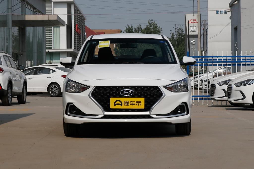 悦动：1.6L发动机，百公里油耗5.6L，价格适中
