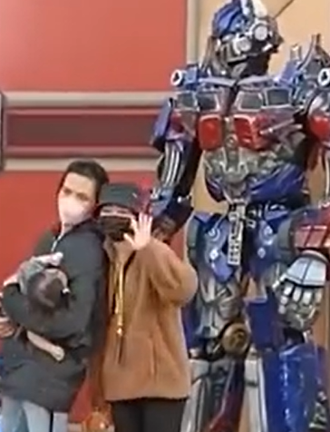 向佐郭碧婷带女儿游玩被拍！贴身拥抱好恩爱，女儿躺爸爸怀里乱动