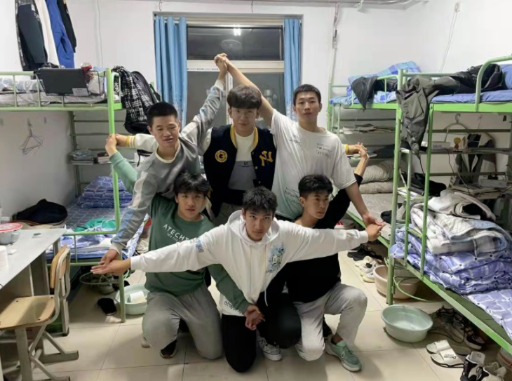 辅导员隔空查寝，要求学生摆成“特定姿势”，家长看后笑出眼泪