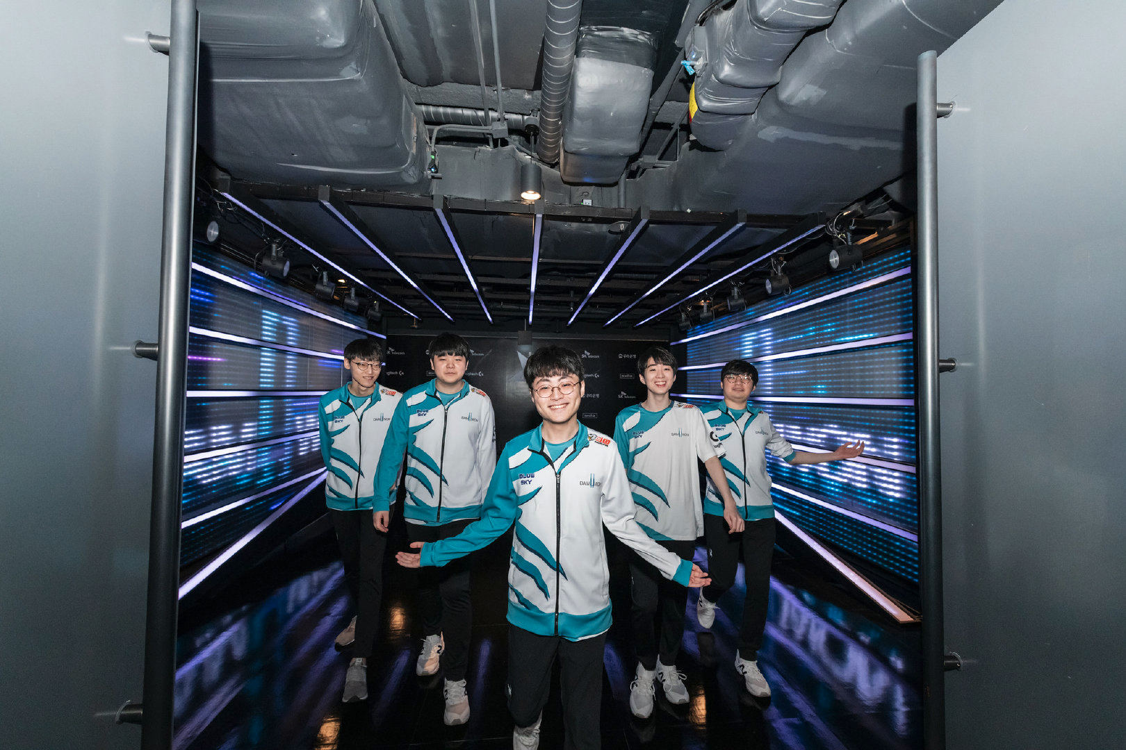 LOL全球最新战队排名：iG重登榜首，TES下滑到第三，T1进入前10