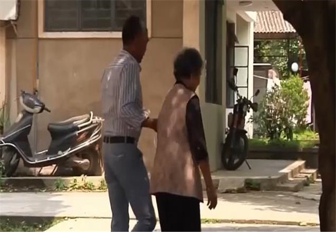 男子用自己身份帮朋友开公司 谁料公司欠债 男子莫名背上百万债务